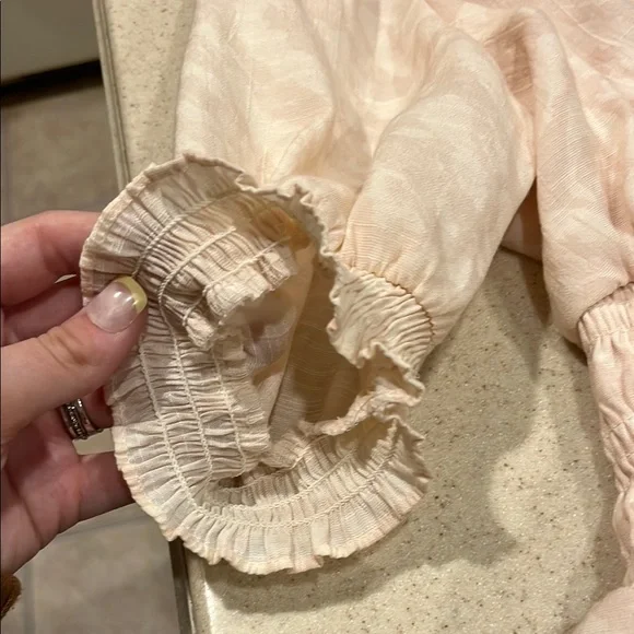 Elegant Pinky Cream Dress with Puff Sleeves - Picture 3 of 4